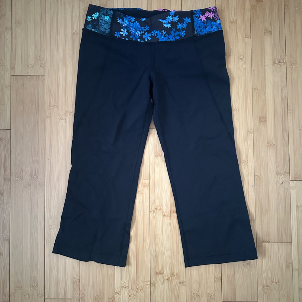 Lululemon kick flare capri pants size 8 black with flower waistband